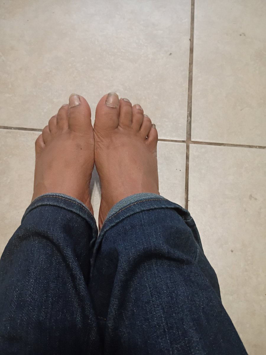 _AryesDunn's tweet photo. What color should I paint my piggies? Will you send money without fees, straight to my account? #sugarbaby #footfetish #nofee #nogames https://t.co/011qbCt6S5