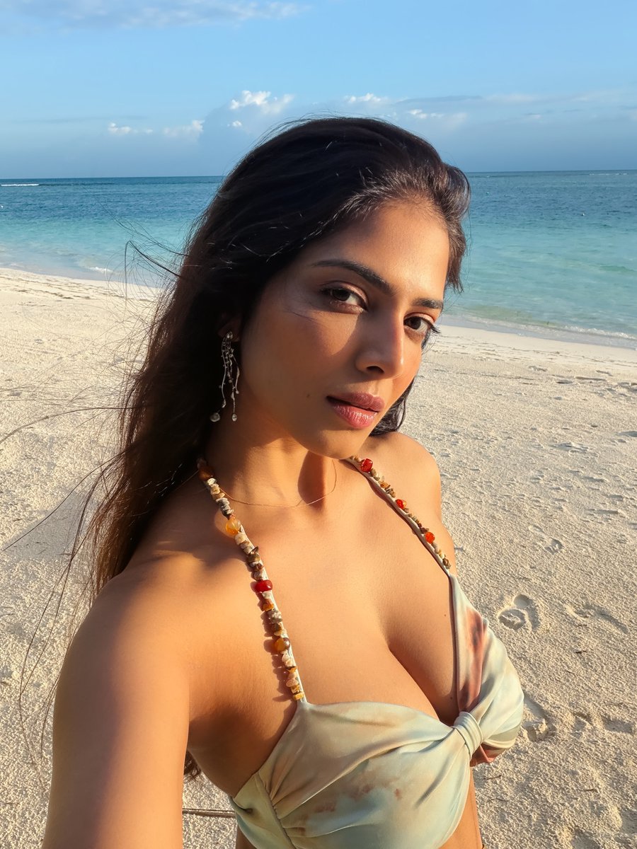 ffcinema_com's tweet photo. Queen of the beach! You’re setting the internet on fire with these looks. Absolutely breathtaking! ❤️‍🔥🏝️ #MalavikaMohanan #BoldAndBeautiful #CinemaActress #SouthStars #VacationMode https://t.co/ZNIJfYkvR4