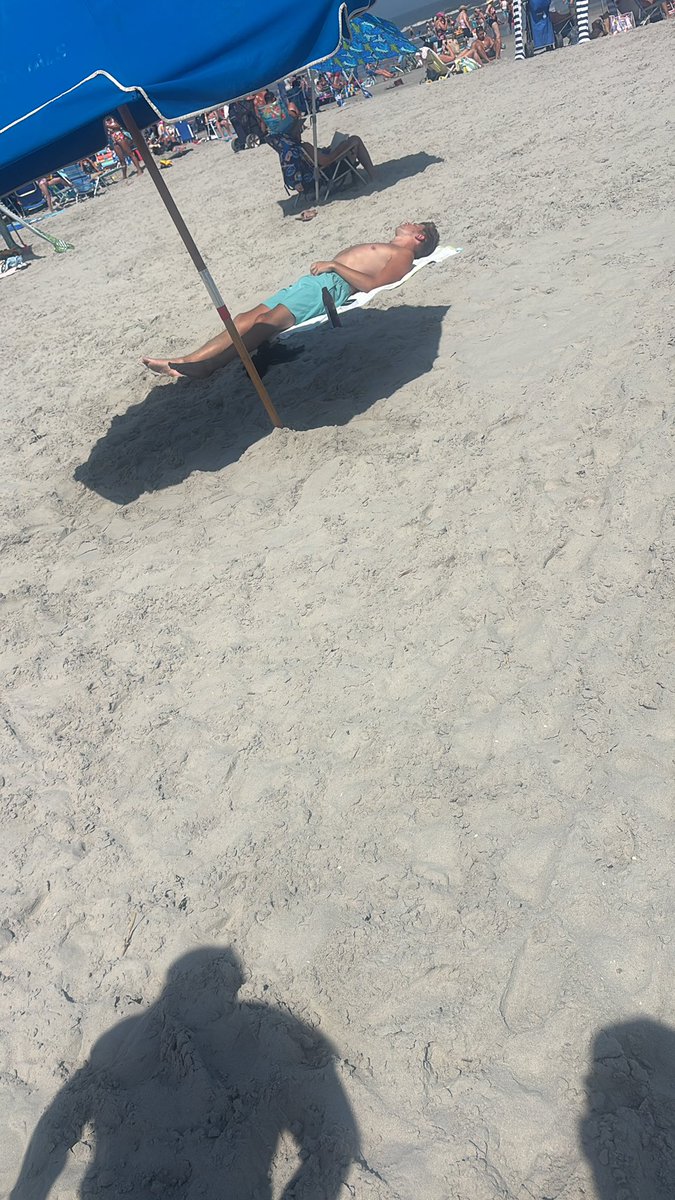 marfoby3145's tweet photo. Grown man comes to the beach to tan by himself definitely gay right #lank https://t.co/fl1FwP4txg