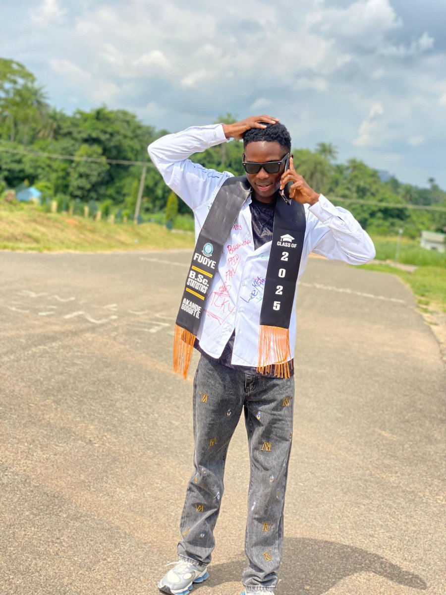 Olubebe_'s tweet photo. 🎓🦊 https://t.co/WwXtwbnIfC