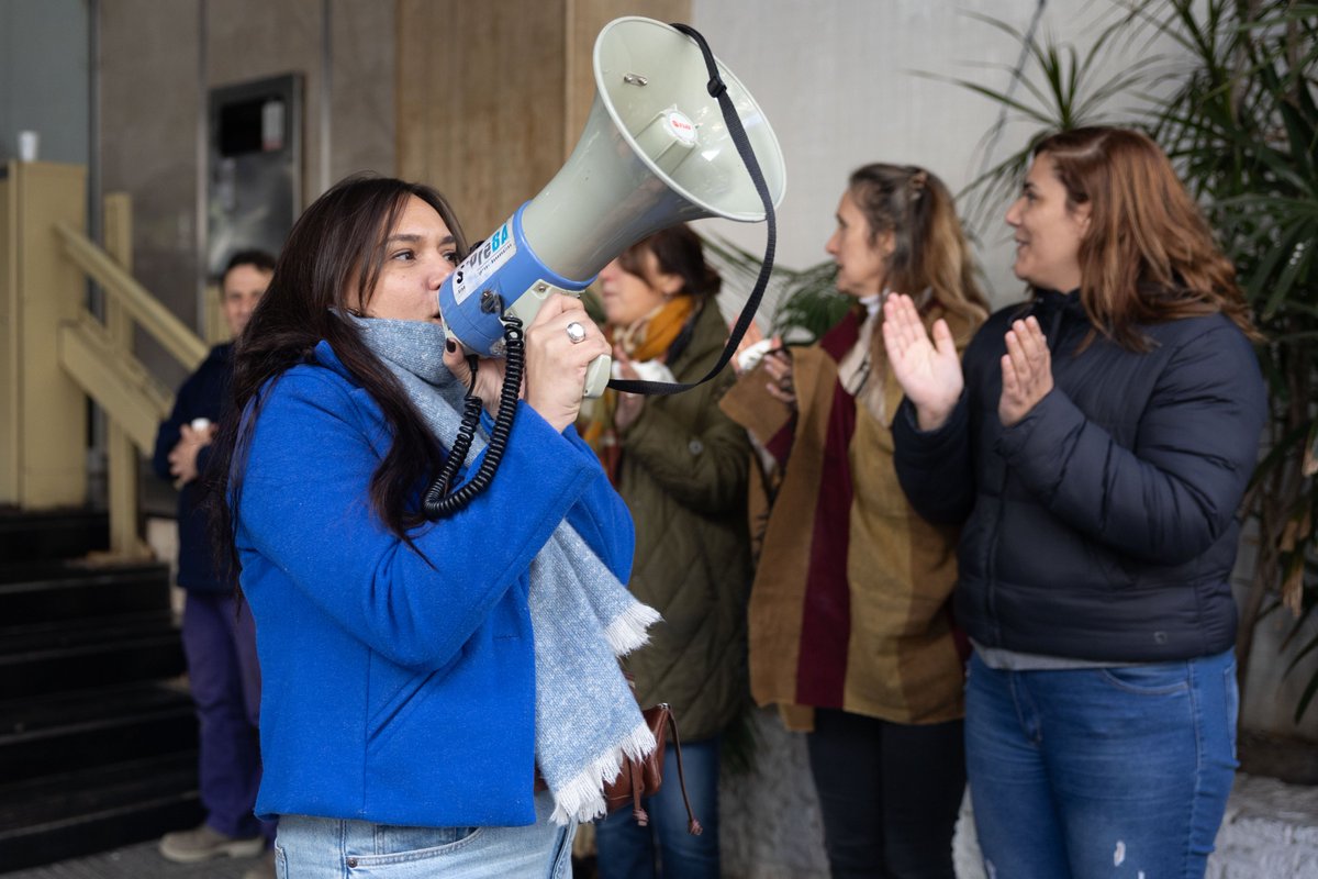 sipreba's tweet photo. 📢EL SALARIO NO ALCANZA 

Nos concentramos frente a la histórica sede de Télam por la recomposición salarial de las y los trabajadores de Apesau y Radio Nacional. 

¡Reclamamos recomposición salarial YA!
#SiPreBA2026 https://t.co/oVlsFntacf