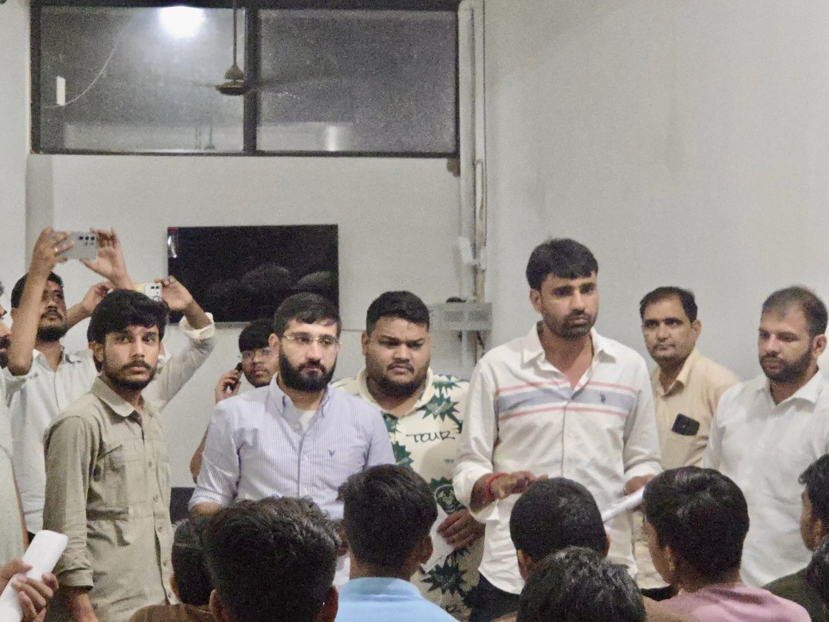 DevashishMina_'s tweet photo. आज सीकर में छात्रों से संवाद किया और उन्हें पेपर लीक बेरोज़गारी व शिक्षा व्यवस्था में हो रहे अन्याय के खिलाफ छात्र गूंज अभियान से जुड़ने का आह्वान किया छात्रों की आवाज़ अब हर कॉलेज हर कैंपस और हर शहर से उठेगी न्याय की इस लड़ाई में NSUI छात्रों के साथ मजबूती से खड़ी है। https://t.co/XKEOpXHEnu