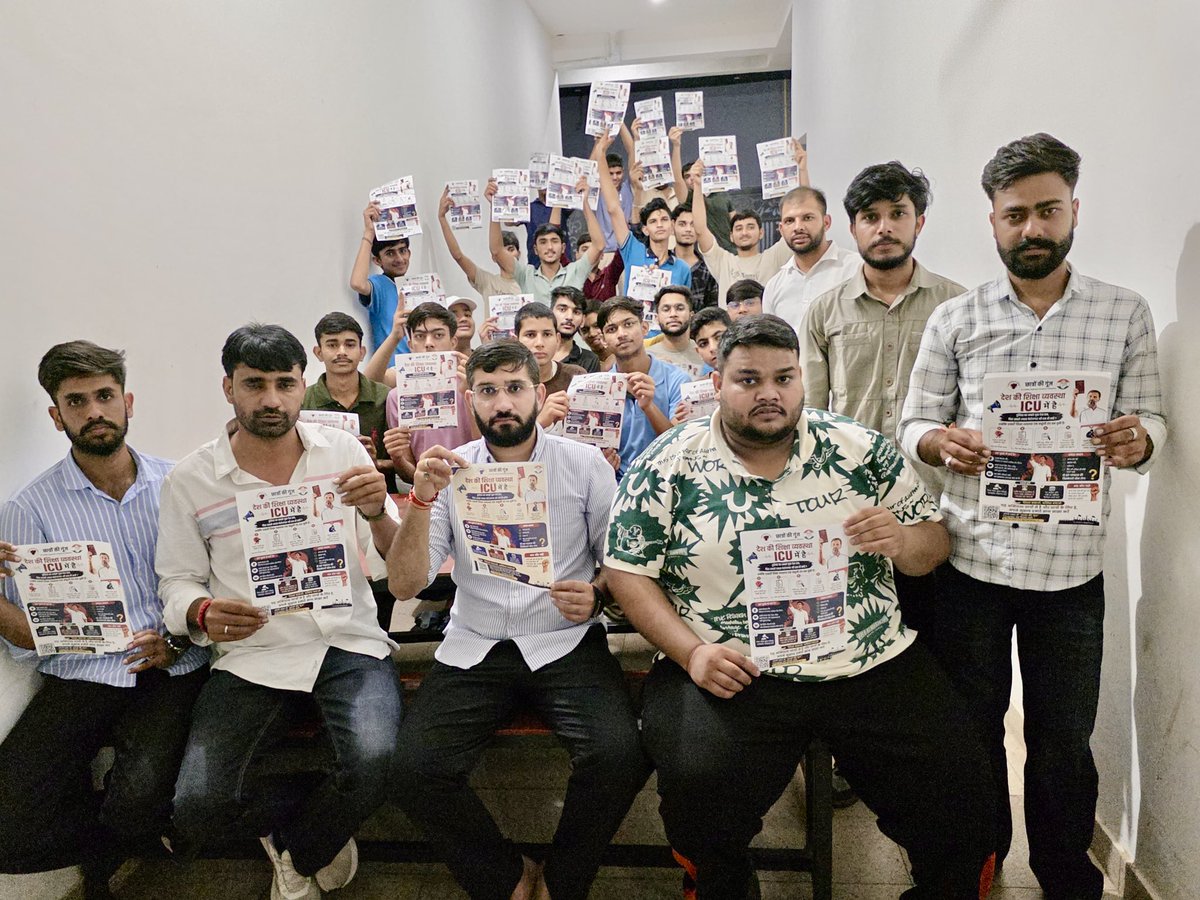 DevashishMina_'s tweet photo. आज सीकर में छात्रों से संवाद किया और उन्हें पेपर लीक बेरोज़गारी व शिक्षा व्यवस्था में हो रहे अन्याय के खिलाफ छात्र गूंज अभियान से जुड़ने का आह्वान किया छात्रों की आवाज़ अब हर कॉलेज हर कैंपस और हर शहर से उठेगी न्याय की इस लड़ाई में NSUI छात्रों के साथ मजबूती से खड़ी है। https://t.co/XKEOpXHEnu
