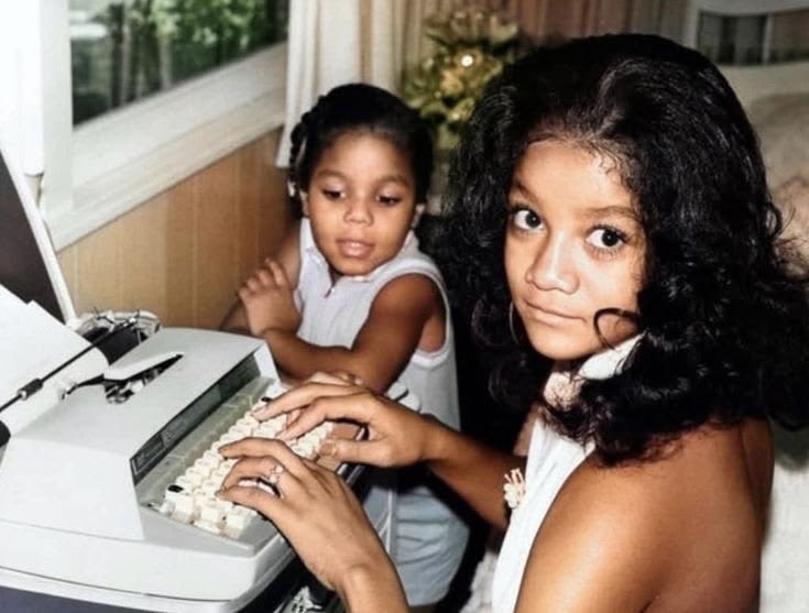 OfficiaBob's tweet photo. Little Janet Jackson watching her big sister La Toya. This is so precious. 🤎 https://t.co/nigDWmsoNw