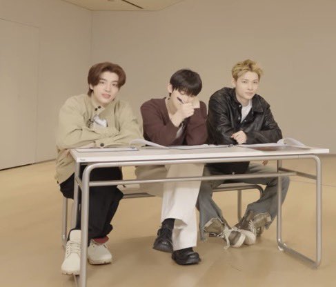 wonniesgardn's tweet photo. the way you can identify the princess line in the grp by the way they're seated. https://t.co/E0QP1m3K3T