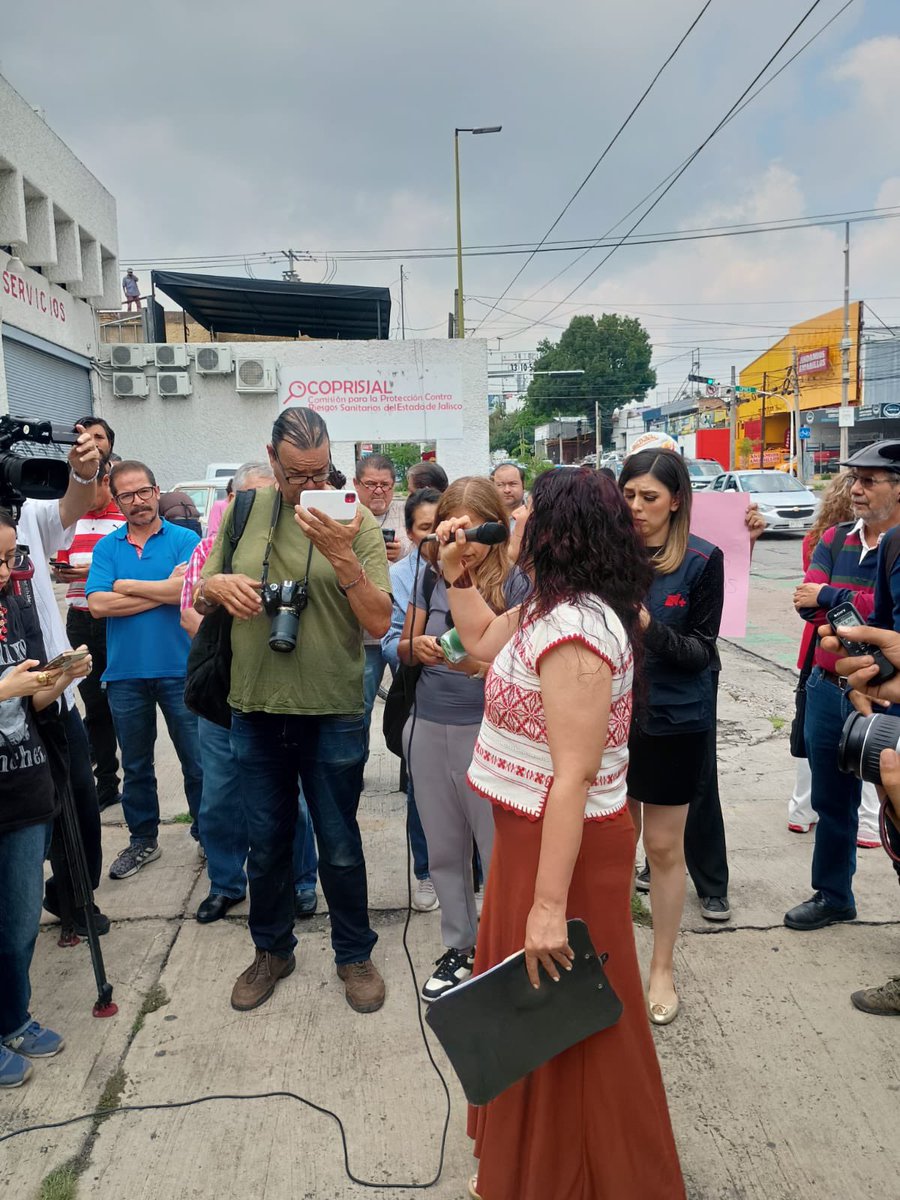 Trafico_ZMG's tweet photo. 📢 Un grupo de personas se reunieron afuera de las oficinas de Coprisjal, ubicadas sobre la avenida 8 de Julio, en el cruce con la calle 2 de Abril, en la colonia Morelos, en Guadalajara.

Los manifestantes denunciaron las malas condiciones del agua potable y portaban pancartas con la leyenda: “Alerta sanitaria”. 🚰⚠️
#TráficoZMGPeriodismoCiudadano