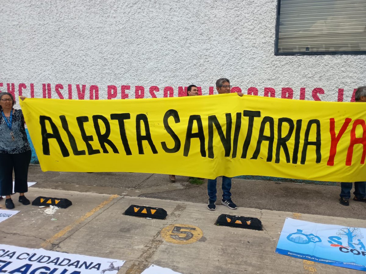 Trafico_ZMG's tweet photo. 📢 Un grupo de personas se reunieron afuera de las oficinas de Coprisjal, ubicadas sobre la avenida 8 de Julio, en el cruce con la calle 2 de Abril, en la colonia Morelos, en Guadalajara.

Los manifestantes denunciaron las malas condiciones del agua potable y portaban pancartas con la leyenda: “Alerta sanitaria”. 🚰⚠️
#TráficoZMGPeriodismoCiudadano