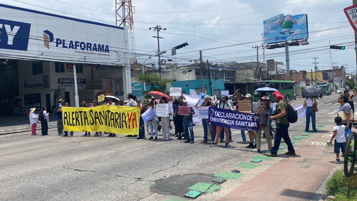 Trafico_ZMG's tweet photo. 📢 Un grupo de personas se reunieron afuera de las oficinas de Coprisjal, ubicadas sobre la avenida 8 de Julio, en el cruce con la calle 2 de Abril, en la colonia Morelos, en Guadalajara.

Los manifestantes denunciaron las malas condiciones del agua potable y portaban pancartas con la leyenda: “Alerta sanitaria”. 🚰⚠️
#TráficoZMGPeriodismoCiudadano