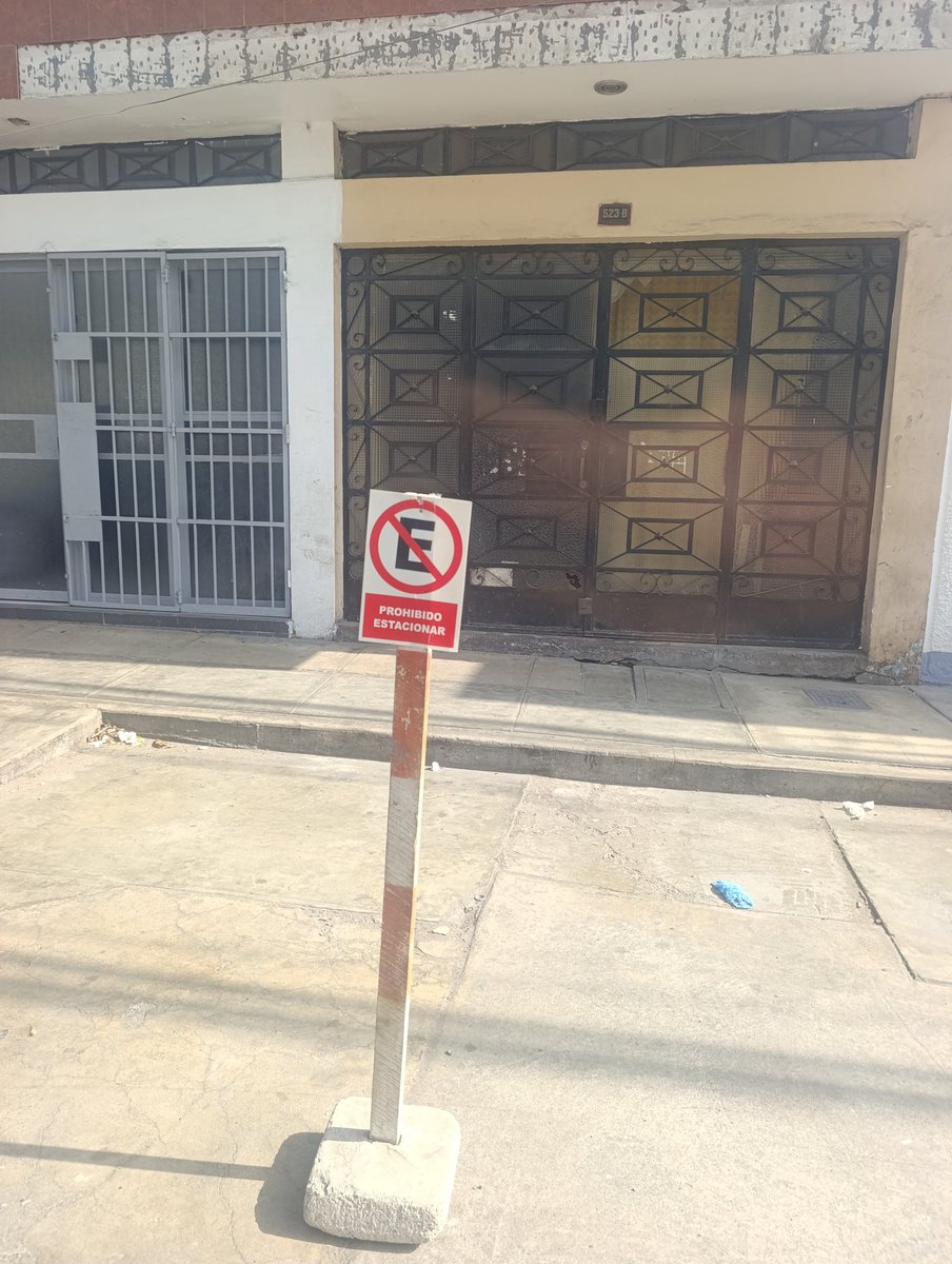RodrigoVinyas's tweet photo. @EmbSuizaPeru @nati_sfv_asf Ésto ya se está convirtiendo en costumbre. La gente, sin ninguna autorización pone estos palos que van dejando abandonados las empresas de telecomunicaciones y servicios para impedir el aparcamiento de autos en la vida pública. La foto corresponde a la calle Vargas Machuca en SMP https://t.co/c35Ss5TN3s