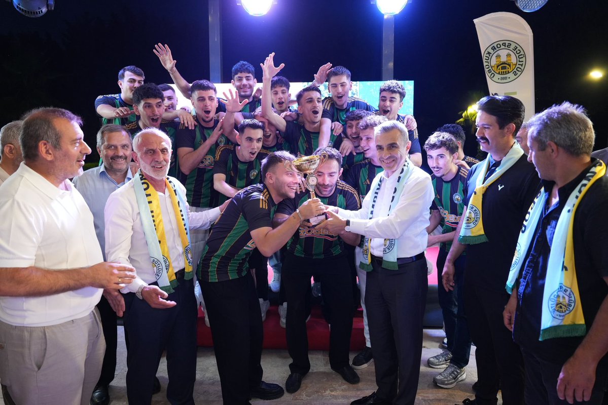 TC_Beyoglu's tweet photo. Kaymakamımız Sayın Abdullah Atakan Atasoy, Beyoğlu’muzu başarıyla temsil ederek A Takımı ve U-14 Takımı mücadele ettikleri liglerde şampiyon olan Sütlüce Spor Kulübü için düzenlenen Şampiyonluk Kutlama Programı’na katıldı. 
Kaymakamımız: “Azim, disiplin ve takım ruhuyla elde edilen bu anlamlı başarıdan dolayı Sütlüce Spor Kulübümüzü gönülden tebrik ediyorum. Bu başarıda emeği geçen sporcularımızı, teknik ekibimizi, kulüp yöneticilerimizi ve her zaman destek veren taraftarlarımızı kutluyor, başarılarının devamını diliyorum” dedi.
@TC_istanbul
@gul_davut
@ataatasoy19