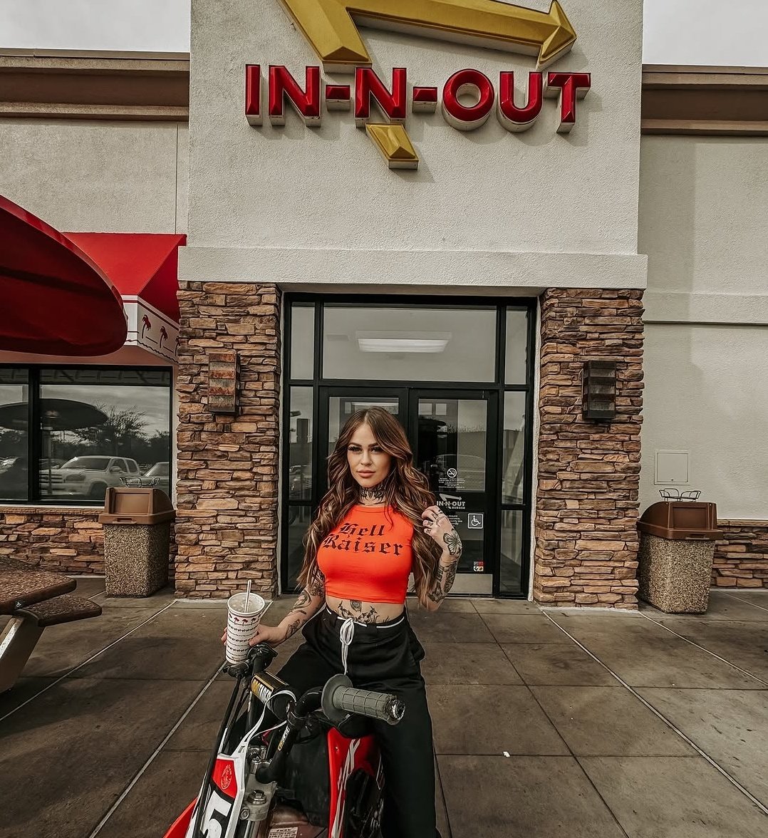 Rosesprincessx's tweet photo. Took a ride to IN-N-OUT This afternoon.  Definitely needed a to clear the head. https://t.co/PB8eZBkZq4