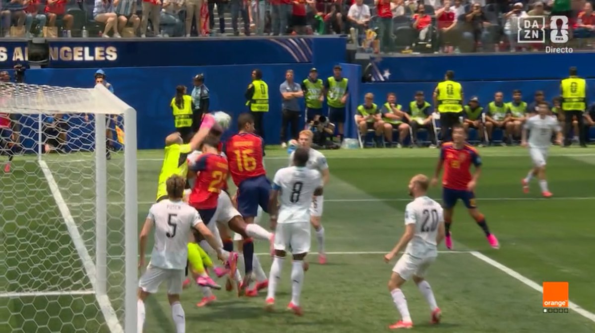 ArchivoVAR's tweet photo. 🖥️💥 El VAR se lavó las manos en el España - Austria.

👉🏻 Cubarsí y Schlager intentan llegar al balón sin que exista un bloqueo u obstrucción del español.

❌ 𝗘𝗦 𝗚𝗢𝗟 𝗟𝗘𝗚𝗔𝗟.

▪️ Cabe recordar que el portero no es intocable, salvo que se le impida disputar el balón. https://t.co/q17O07YmNu