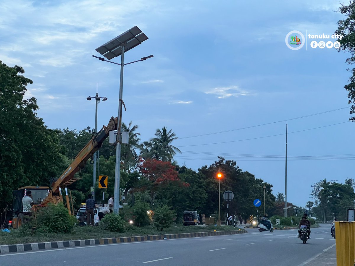 TANUKUCITY's tweet photo. ఈరోజు పట్టణంలోని చివటం జంక్షన్ వద్ద నేషనల్ హైవే పై సెంట్రల్ లైటింగ్ ఏర్పాటుచేశారు. యూ టర్న్ కావడంతో రాత్రి వేళల్లో ఇక్కడ అనేక ప్రమాదాలు జరిగేవి. ప్రస్తుతం ఈ జంక్షన్ తో కలిపి జాతీయ రహదారిపై పట్టణ పరిధిలో ఉన్న  అన్ని జంక్షన్లలలో సెంట్రల్ లైటింగ్ ను ఏర్పాటు చేసినట్టయింది.. 

#nhai https://t.co/lUhSQVxuNT