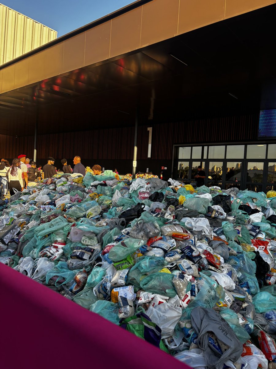 kahkillian's tweet photo. Deplorável a coleta de alimentos não perecíveis no Anime Friends 2026

Os cara tao jogando tudo de qualquer jeito, deixando no sol, slk https://t.co/jBoeNK8vh4