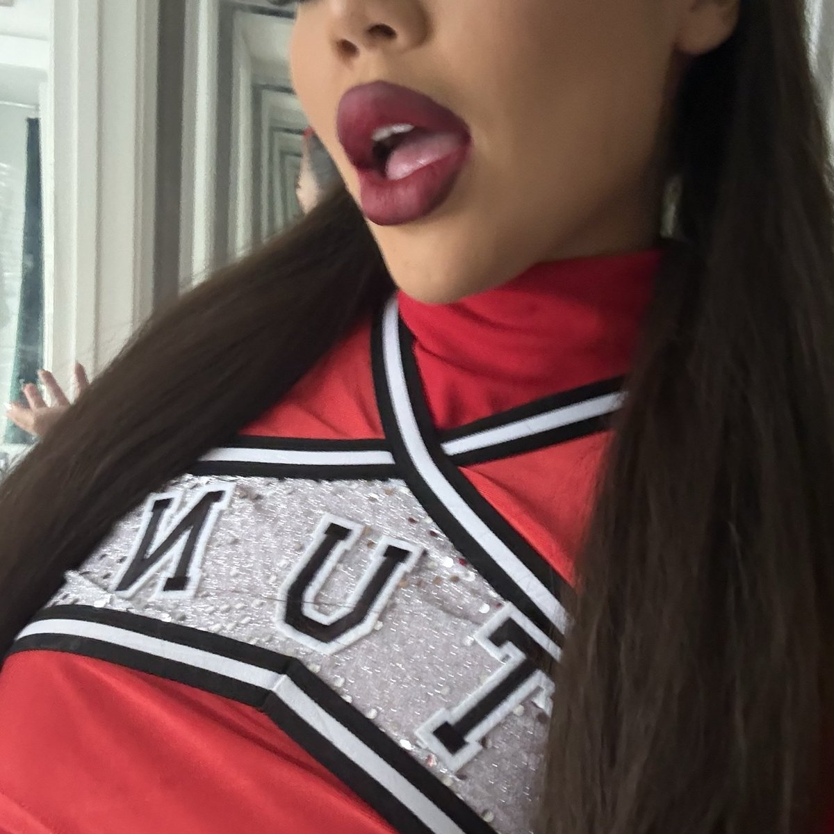 arichanarmy's tweet photo. ariana’s personal cheerleader will be 3 rows from the catwalk end tn #ESTSunrise #estouroutfits_sunrisen2 @estouroutfits https://t.co/0BfMeDG6Mo