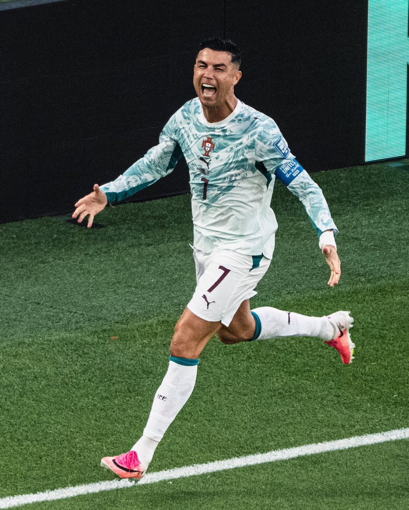 Awondossantos's tweet photo. البرتغال مهما امتلئت بنجوم العالم راح تبقى منتخب صغير وضيع لا يستطيع ان يسجل الى ان يظهر رونالدو بعمر العشرين او الثلاثين او الاربعين ويعيدها الا المباراه https://t.co/EI1aqWEthJ