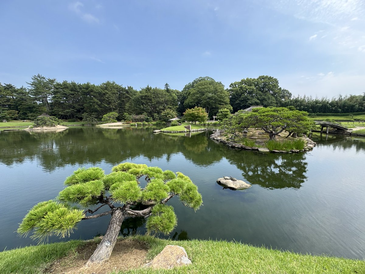 Umedism's tweet photo. 岡山県と香川県に旅行へ
はまゆうの海苔、はまゆうのポン酢がお土産コーナーにありました！はまゆう知ってる人いるのかな？🤔

讃岐うどんは想像を超えるコシで美味しかったー☺️麺の角？を感じて顎が疲れました。笑

でも超えてきた！岡山城も後楽園も素晴らしかった！また行きたい✨ https://t.co/Fsr90lEUD6