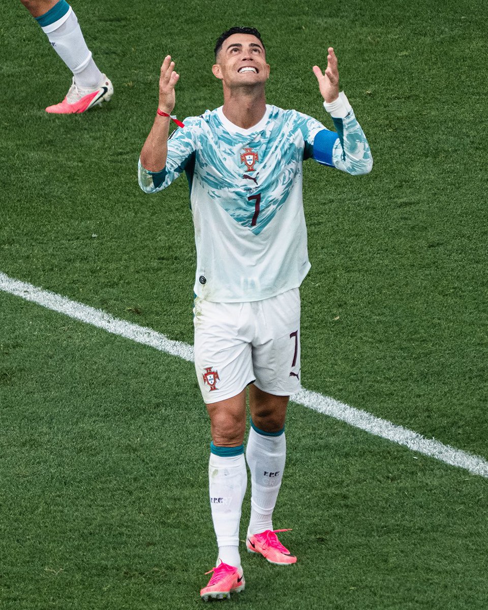 estebanedul's tweet photo. Portugal sacó adelante un partido muy difícil que estaba para cualquiera. 

Cristiano en el anulado y en el penal mostró una vigencia total. 

Consiguió su primer gol en mata mata de mundiales. 

Insolitamente el dt lo sacó. 

Salio bien porque lo ganó igual por Ramos. 

Que Portugal y esta Leyenda sigan en el mundial es una buena noticia para la competencia.  

El penal esta bien dado y el ultimo correctamente anulado.