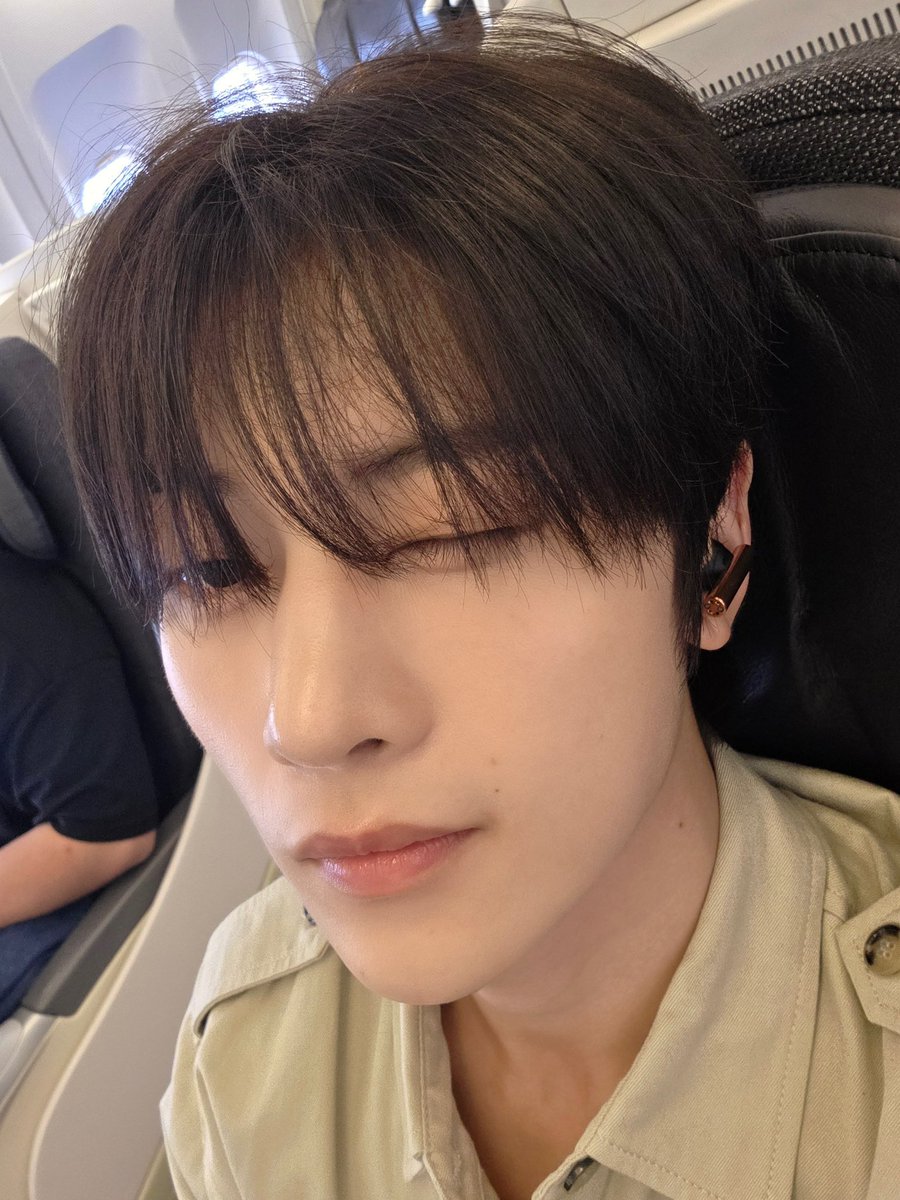 528text's tweet photo. 260703 🦊💬 09:14 AM KST

🦊 i've now boarded the plane and am ready to knock out ㅋㅋㅋ
🦊 *pic*
🦊 *pic*
🦊 i'm gonna rest well in the plane so y/n should make sure to have a good breakfast as well
🦊 let's keep going today too 💪 https://t.co/WGynmSYxdO