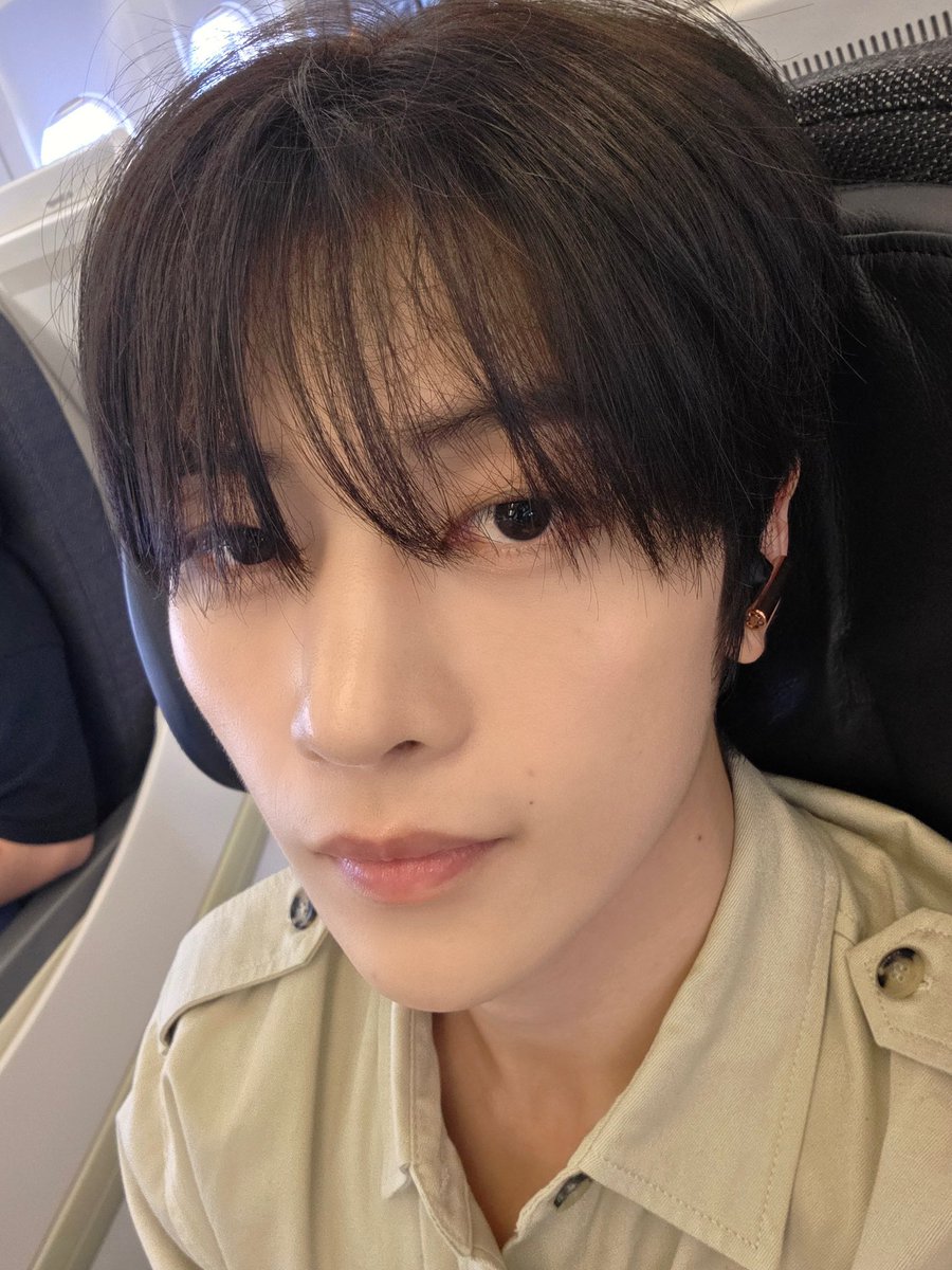 528text's tweet photo. 260703 🦊💬 09:14 AM KST

🦊 i've now boarded the plane and am ready to knock out ㅋㅋㅋ
🦊 *pic*
🦊 *pic*
🦊 i'm gonna rest well in the plane so y/n should make sure to have a good breakfast as well
🦊 let's keep going today too 💪 https://t.co/WGynmSYxdO