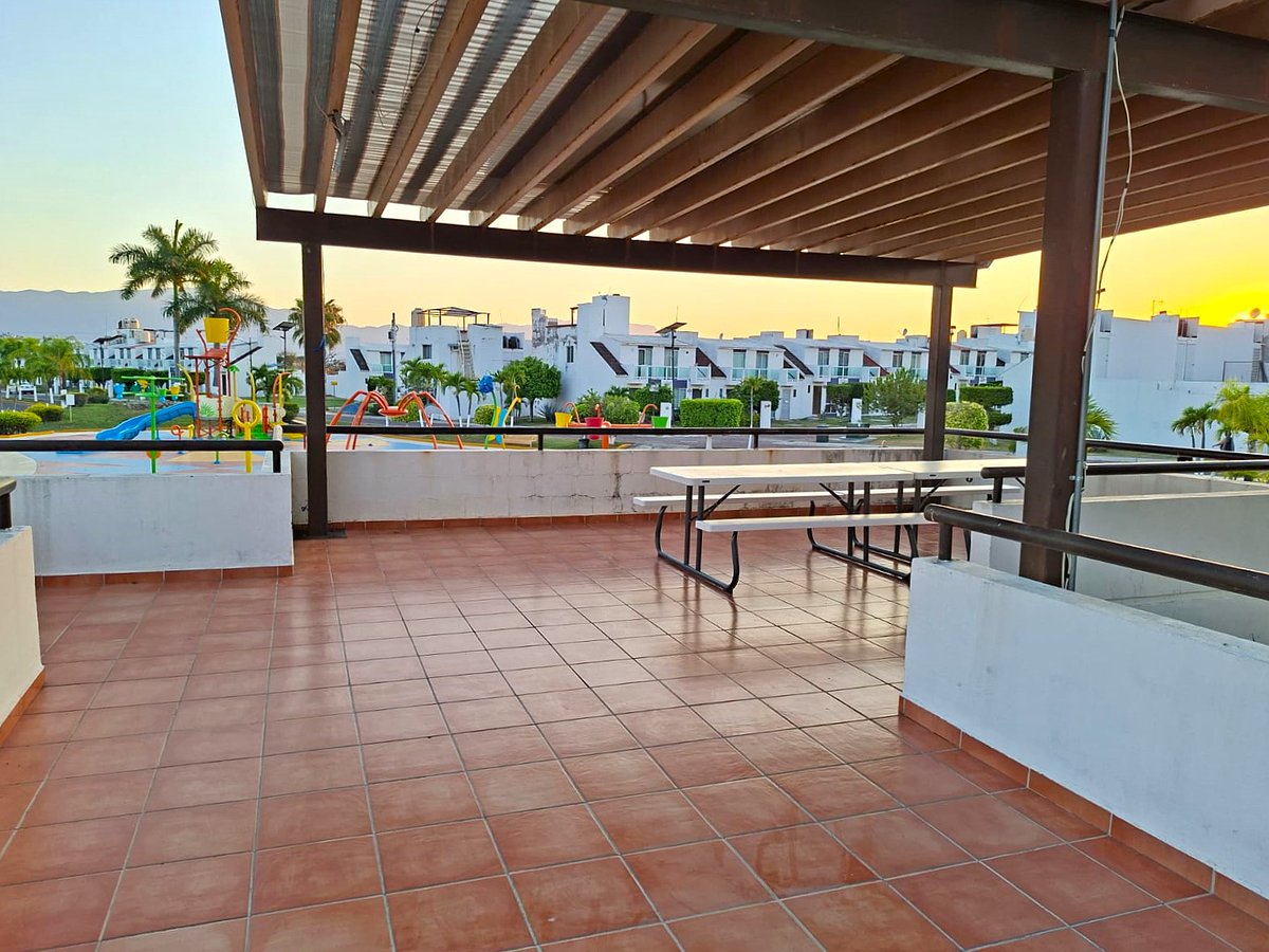 highkeyrealtymx's tweet photo. 🏠☀️ Por $1.98 mdp, encuentra tu lugar en #Tequesquitengo, #Morelos, en un entorno relajante.
• 3 recámaras (una en planta baja).
• 2 y 1/2 baños.
• Roof garden
• Alberca en clúster
• Fracc. con amenidades
• 87.59 m² de const.
📲55 3138 1982 
#CasaEnVenta #HighKeyRealEstate https://t.co/TY05mJ5Shb