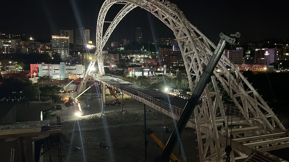 jvlopez's tweet photo. Construcción del Nuevo puente peatonal sobre el cauce del rio Santa Catarina en Monterrey, Nuevo Leon. https://t.co/z9dimwt9sL