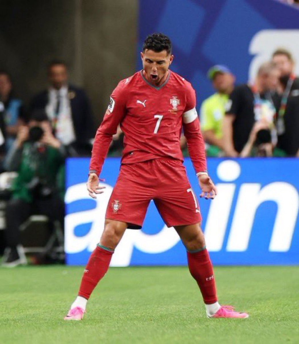 RM_LR14's tweet photo. إلى ثمن النهائيييييييي❤️❤️❤️🇵🇹🇵🇹🇵🇹🇵🇹

#البرتغال_كرواتيا https://t.co/gpo8YdXCUL