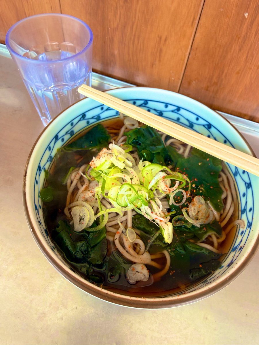 mogamin27's tweet photo. おはようございます🌞

先週の大雨、私には大影響でしたが…
いつも食べない駅蕎麦食べたせいかな？
そんなジンクスをぶっ壊すために、
今日も蕎麦啜ってきました🍲笑
今日はわかめ蕎麦🪼
あー美味しかった！😁
今日も無事帰れますように🙏

今週もメッセージお待ちしてます💌

#ベススタ797 https://t.co/pUBL12E3eF