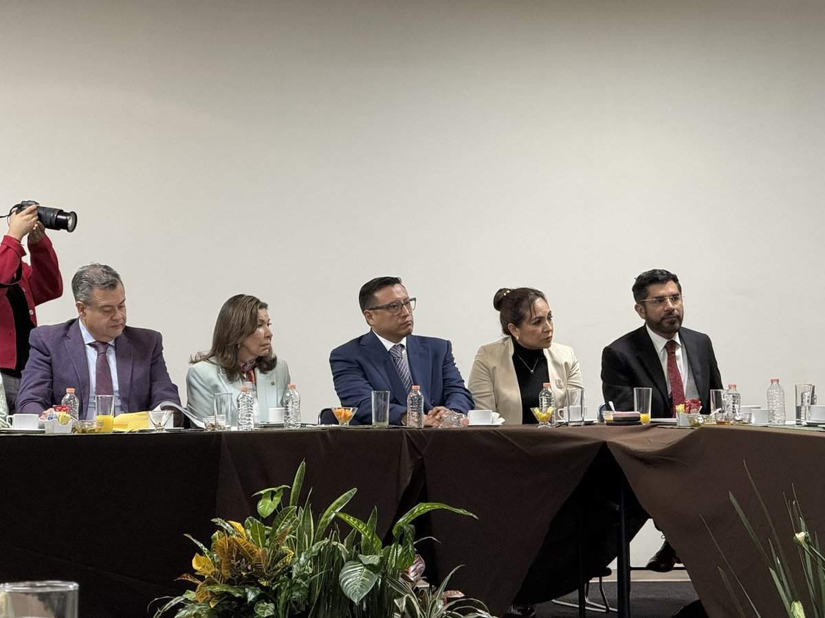 alanmoralesruiz's tweet photo. Estuvimos presentes en la develación de la placa conmemorativa por los 90 años del @TFJAMexico y el 75.º aniversario de @DerechoUNAMmx , un acto que refrenda los lazos de colaboración entre dos instituciones fundamentales para la formación jurídica y el fortalecimiento del Estado de derecho en nuestro país.

El evento fue presidido por el Dr. José Ramón Amieva Gálvez, Presidente del Tribunal Federal de Justicia Administrativa; por la Dra. Sonia Venegas Álvarez, Directora de la Facultad de Derecho de la UNAM; y el Magistrado @pacomedinap , contando además con la distinguida presencia de profesoras y profesores de la Facultad de Derecho, Magistradas y Magistrados del TFJA, así como de alumnas y alumnos distinguidos.

Fue un honor ser parte de esta conmemoración, que reafirma el compromiso compartido con la excelencia académica, la impartición de justicia y la formación de las nuevas generaciones de juristas.

#90AñosDelTFJA #75AñosFacultadDeDerecho #UNAM #FacultadDeDerecho #JusticiaAdministrativa #OrgulloUNAM