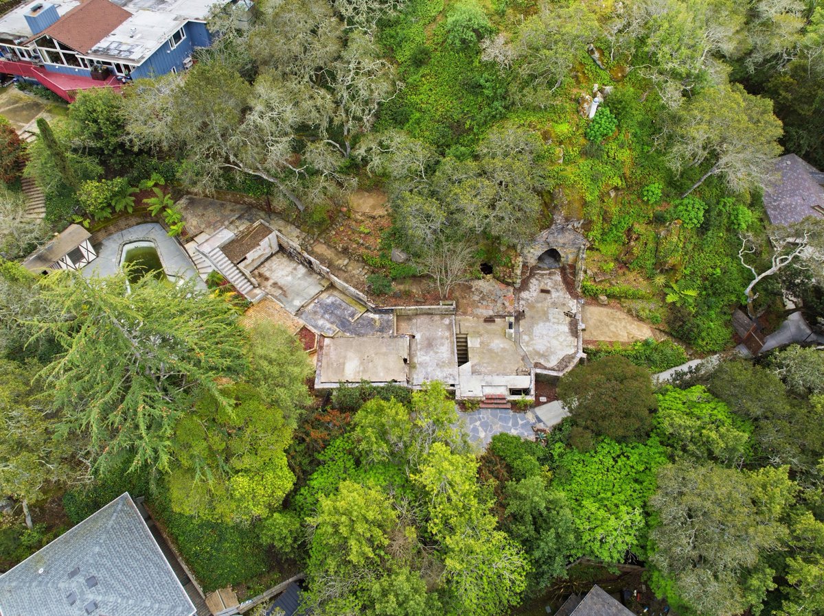 zillowgonewild's tweet photo. Per the listing the main house on this property burned down 17 months ago, but the guest house and 3 car garage is still there. also it has a “small outcropping mountain” on it that the “prior owner craeted a cave system that runs thru it ending at the top of the mountain with views of the SF bay”. Also the property is attributed to the inventor of the slot machine. Currently listed for only $3,450,000. also in the listing there are renderings for what you can do with it and he guest house and garage are currently rented for $5k a month