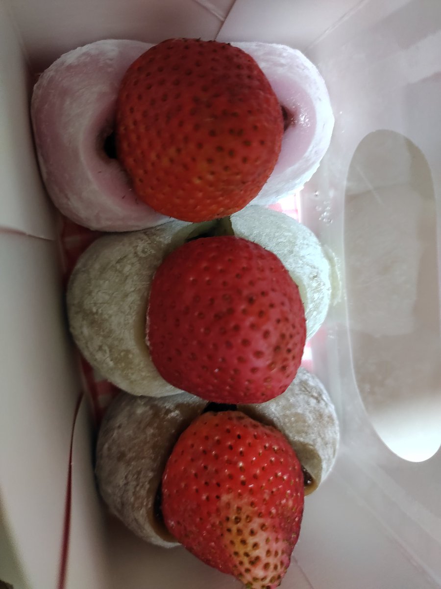いちご大福をいただきました。 日頃甘い物を口にしなくなってるので