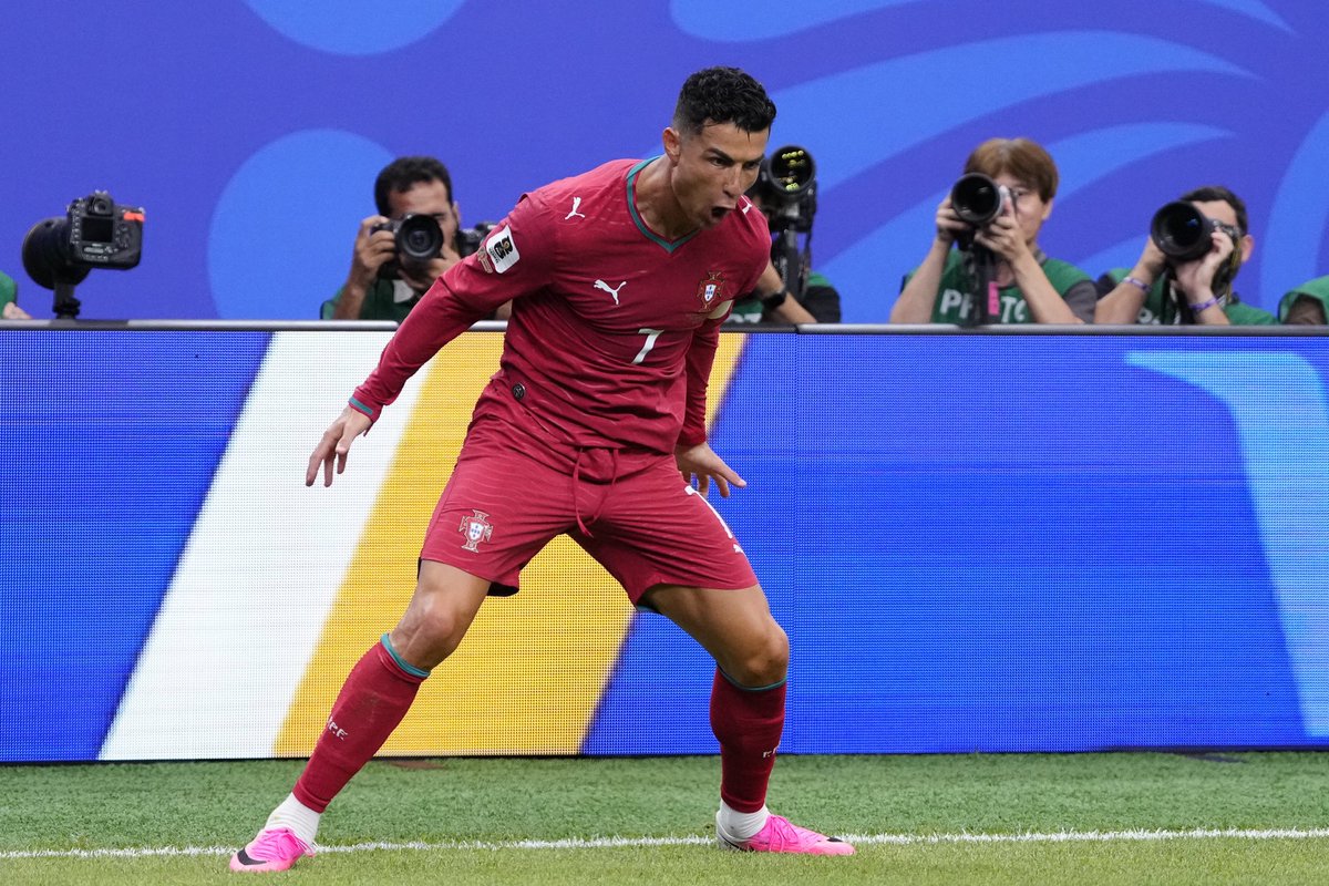 _BeFootball's tweet photo. 🚨🚨💣 À 41 ANS, CRISTIANO RONALDO 🇵🇹 MARQUE LE PREMIER BUT DE SA CARRIÈRE EN PHASE FINALE DE COUPE DU MONDE !!!! 🌍😱

Le destin est taquin, il aura fallu attendre son dernier Mondial, c’est une folie sérieux. https://t.co/5cs6ib8RQJ