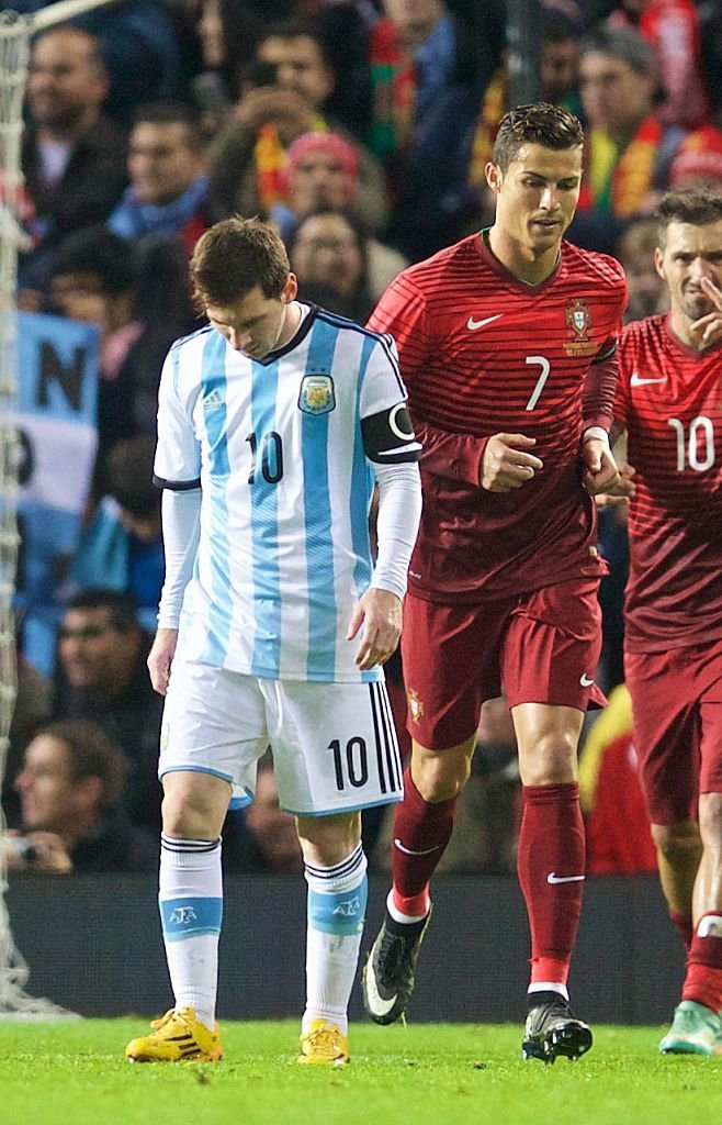 Cr7stianismo_'s tweet photo. 🚨DATO:

Lionel Messi tardó 875 minutos en marcar su primer gol en fases KO en un Mundial.

Cristiano Ronaldo ha tardado 541 minutos en hacerlo.

El argentino lo hizo contra AUSTRALIA y el portugués contra CROACIA. https://t.co/2GPUEbepks