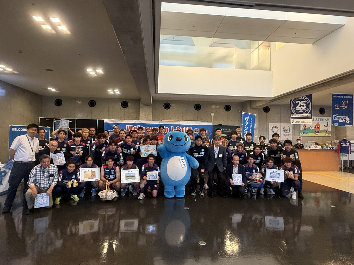 shizullashimizu's tweet photo. 先日行われた #ヴァンフォーレ甲府 キャンプインセレモニー に #シズラ が参加してきたズラ⚽
清水区から歓迎の気持ちを込めて贈呈品を渡したズラよ💛怪我なく、充実したキャンプになりますように。開幕が楽しみラ~☆彡
#清水区 #JSTEP https://t.co/gnRH7VHV3W