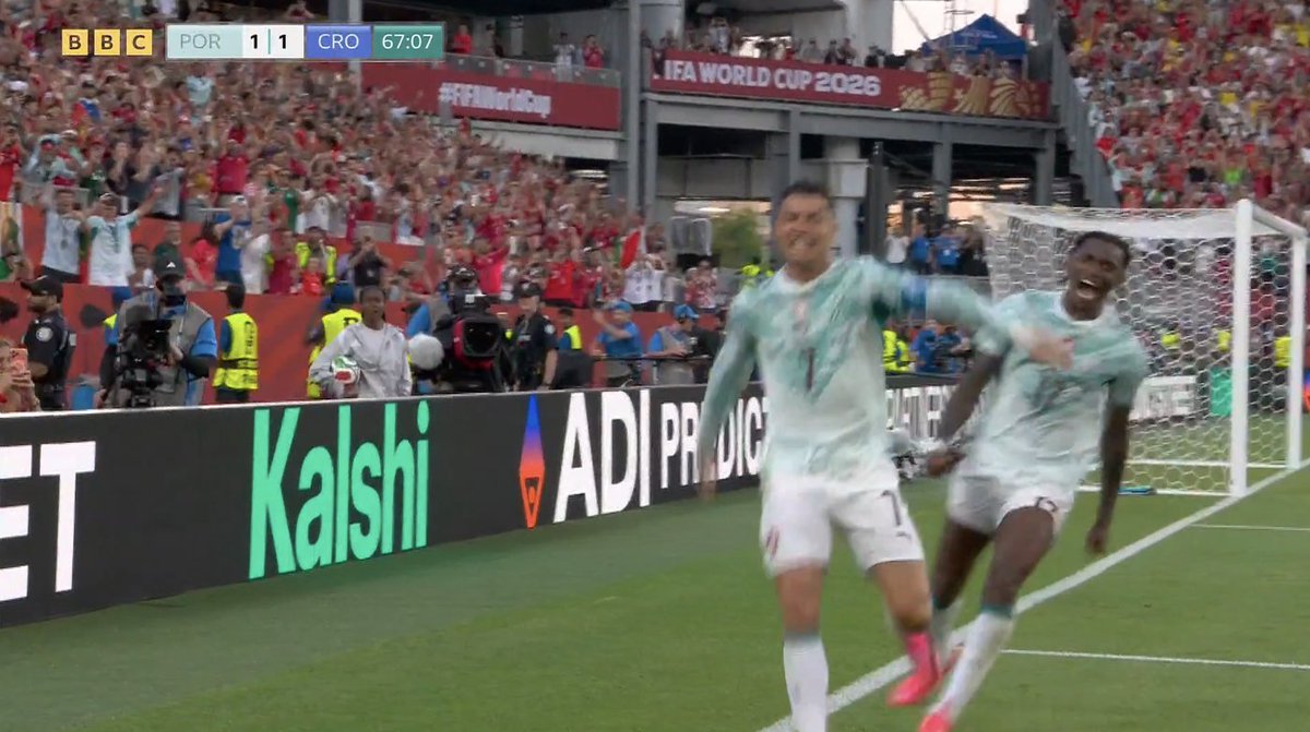Crackbol10's tweet photo. Primer gol de Cristiano Ronaldo en fases de eliminación directa y por supuesto que tenía que ser de PENALDO 🤣🤣🤣🤣❌️ https://t.co/70IasAWUmu