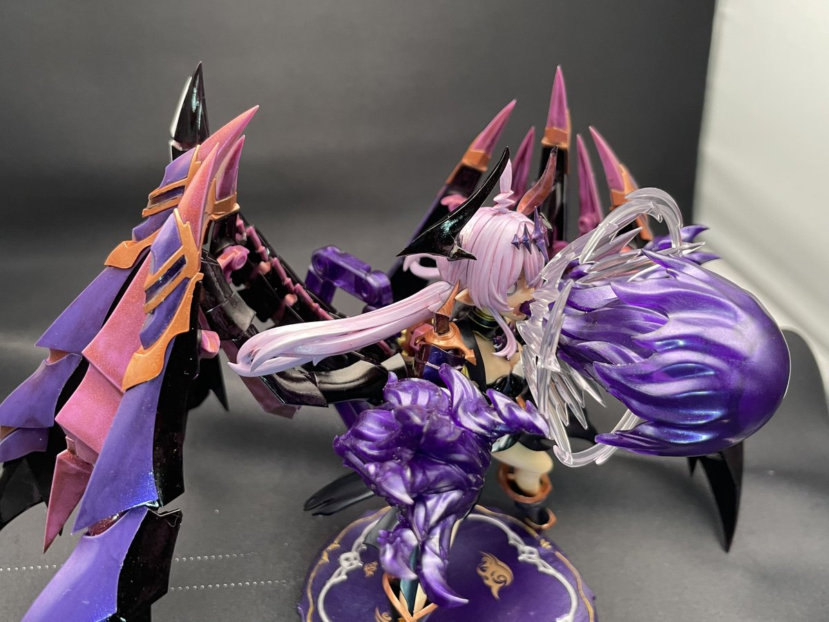 Suzu2251's tweet photo. アルカナディア　ギィ
ブレスポーズ撮る時に羽を接地させたら
背景布を引っ掛けてしまった。
せっかくなので高級な背景布を購入したですわ。
後、筆塗りでマジョーラは自分では使いこなせなかった/いかせなかった。 https://t.co/IHbZL3mShg