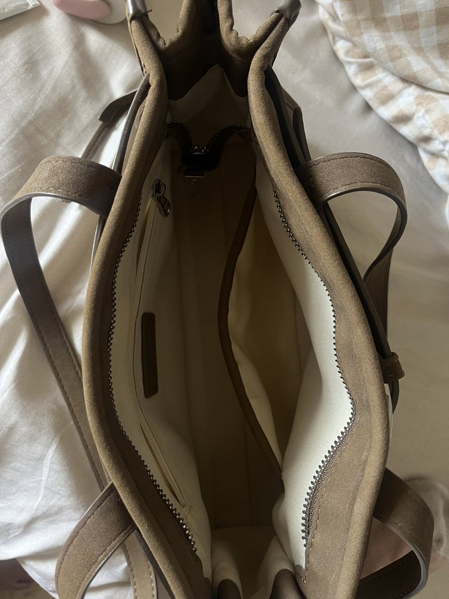 wishluck14_'s tweet photo. ส่งต่อ KAPPABKK Mini Bobbi Bag ใส่ไอแพด 11 inch ได้ค่ะ ใช้น้อยมาก มีตำหนิภายในมองไม่เห็นค่ะ ป้ายยังมีพลาสติกอยู่ค่ะ เราจำสีไม่ได้เพราะซื้อจากงาน zaap ขาย 350 รวมส่งค่ะ #ส่งต่อกระเป๋า
#cove #ส่งต่อเสื้อผ้ามือสอง #ส่งต่อเครื่องสำอางมือสอง #ส่งต่อ https://t.co/vHfDkfzGZN