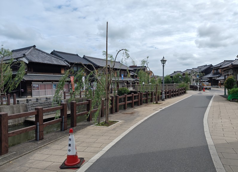 WalkfrmKatori's tweet photo. 今朝の佐原と伊能忠敬記念館周辺の風景。
来週の大祭に向けて、小野川沿いでは柳の剪定作業が行われていました。朝早くからありがとうございます！
私にとって初めての佐原の大祭。今からとても楽しみです。

#香取市 #佐原 #佐原の町並み #伊能忠敬記念館 https://t.co/C6wGXAsLbF