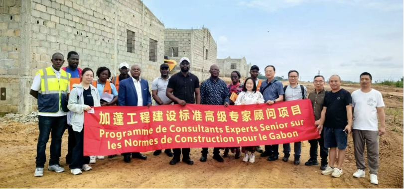 DGAfrica_MFA's tweet photo. Un atelier sur les normes de construction s'est tenu à Libreville, réunissant 30 cadres et techniciens gabonais.
Animé par des experts chinois, ce programme a permis d'échanger sur les pratiques et d'adapter les normes aux besoins locaux. Une initiative qui favorise le partage de compétences et le renforcement des capacités. 🇨🇳🇬🇦 #ChineGabon #ChinaAid