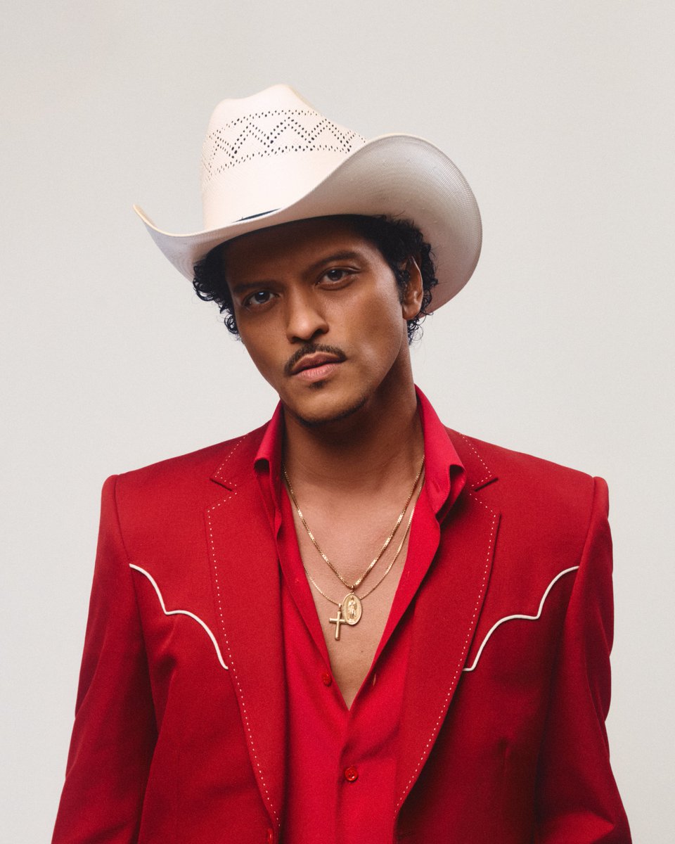 wmj_intl's tweet photo. 【Bruno Mars】
《速報！》
日曜朝の人気番組『サンデー・ジャポン』に
#ブルーノ・マーズ が登場👀

ワールドツアー中のドイツ・ベルリンにて
独占対面インタビューに成功🎤✨
ブルーノの大ファンだという番組MCの
若林有子アナが感動で涙する場面も😭

TBS系『サンデー・ジャポン』
7月5日(日)あさ9:54～(生放送)
※一部地域を除く
［出演者］
MC：爆笑問題（太田光・田中裕二）
進行：若林有子（ＴＢＳアナウンサー）
レギュラー（※50音順）：
デーブ・スペクター
細野敦（弁護士）
準レギュラー： 杉村太蔵
ロケゲスト：ブルーノ・マーズほか

詳細はこちら☛
📺https://t.co/wi399Jr3S1