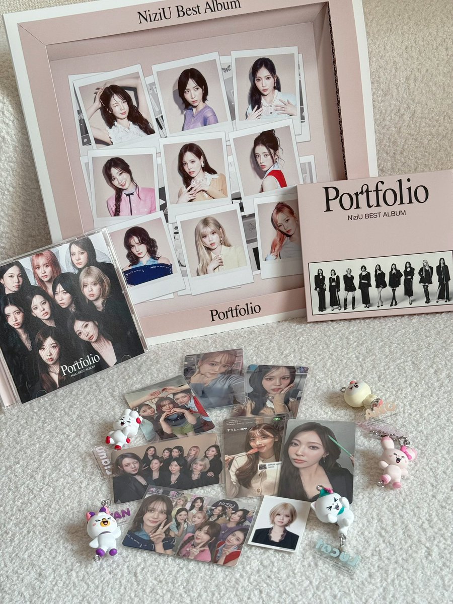 with_s2_jam's tweet photo. Portfolioやっと開封〜
オールトレカかわいい🌈✨
NIZOOのガチャもゲットできてはぴはぴ🫶🏻
#NiziU  #NiziU_Portfolio https://t.co/aOLX0wTN4t
