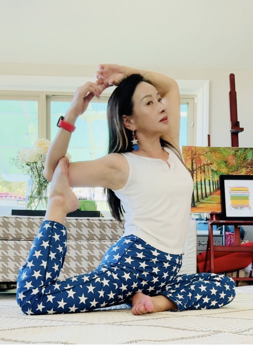 Lucky2Seven's tweet photo. 運動，不只是保持健康，也是我送給自己最好的禮物。今晚 Zumba 課前，先在家裡好好拉拉筋。🌿 https://t.co/qLV45xXOqk