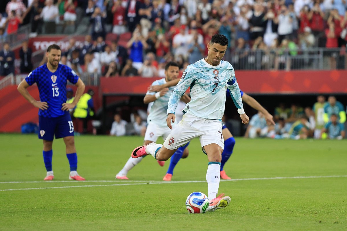 EUDeportes's tweet photo. #UniversoFutbol⚽💛 Cristiano Ronaldo no falló desde el punto penal e igualó el partido en Toronto.

🇵🇹 Portugal 1-1 Croacia 🇭🇷

Radio en línea 🎙️📻📱👉 https://t.co/qjeLpREKd3 https://t.co/kFFOmWtynS