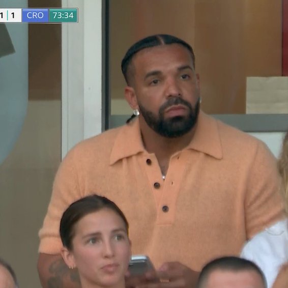 TouchlineX's tweet photo. 🚨 𝗕𝗥𝗘𝗔𝗞𝗜𝗡𝗚: DRAKE IS HERE TO WATCH CRISTIANO RONALDO! https://t.co/k5Vj1BcQ1x