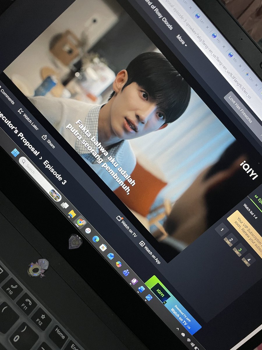 croxelia's tweet photo. Nahhh mumpung lagi home alone, waktunya rewatch di laptop dengan volume full ea😏 https://t.co/6ogryyQEkI
