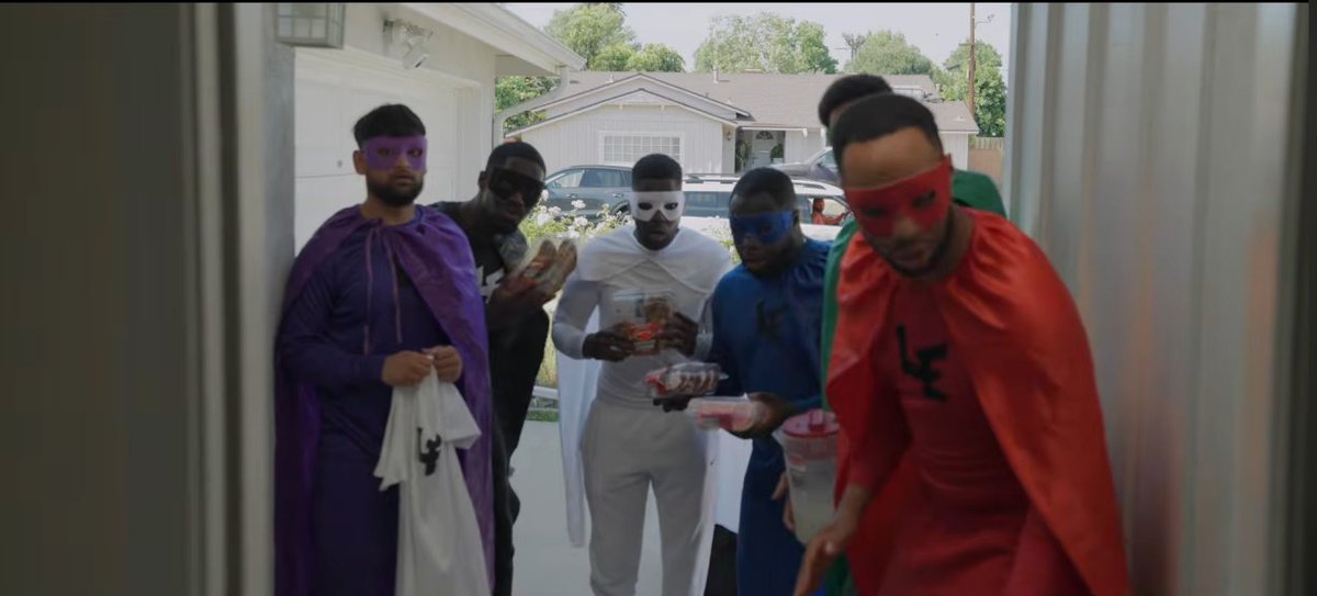 GhostDYapper's tweet photo. wyd if u saw this at your door. (Personally im crazy enough to see what they want) https://t.co/plRXq95M5v