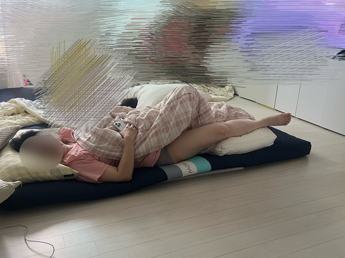teaksso's tweet photo. 아침 출근전 곤히 자고 있는 아내.. 요즘 사이가 그닥 좋진 않지만 … 어쩌겠는가 내 아내인데 다시 사이좋게 지냅시다. 살도 좀 빼고!! 육던인데 다리라인은 어떤가요?? https://t.co/yoKq24oy29
