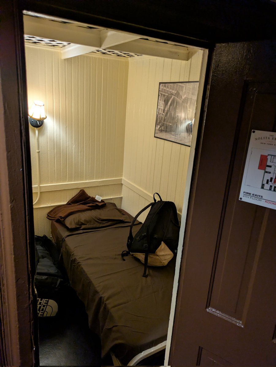 Dolphin__kick_'s tweet photo. この監獄みたいな部屋で一泊1万4000円。
ニューヨーク高すぎや、、 https://t.co/MNX0Rh2aPf