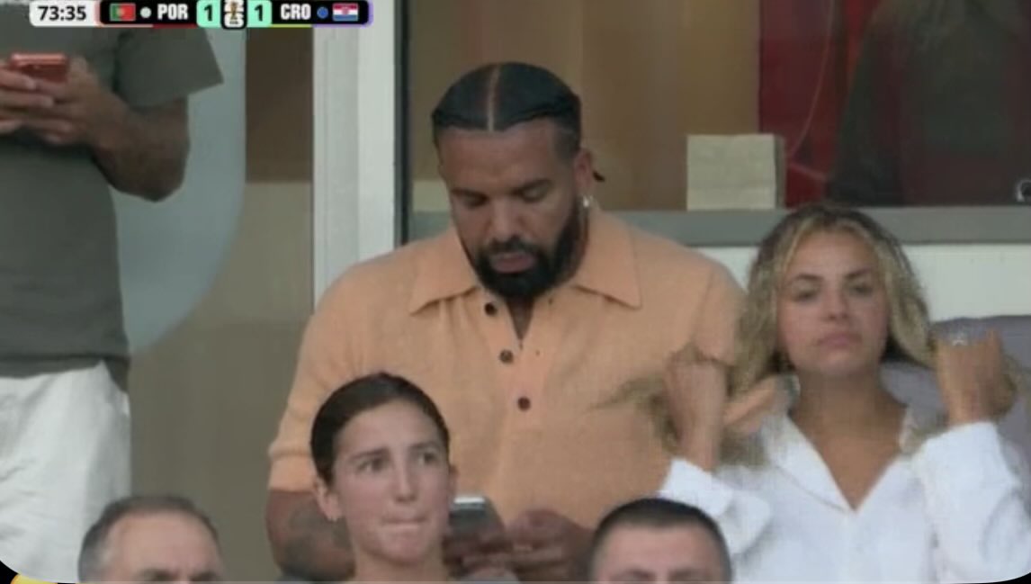 _AsiwajuLerry's tweet photo. Drake watching Ronaldo hit SIUUU live 

🐐 𝕏 🐐 https://t.co/Vq5QeH8bZO
