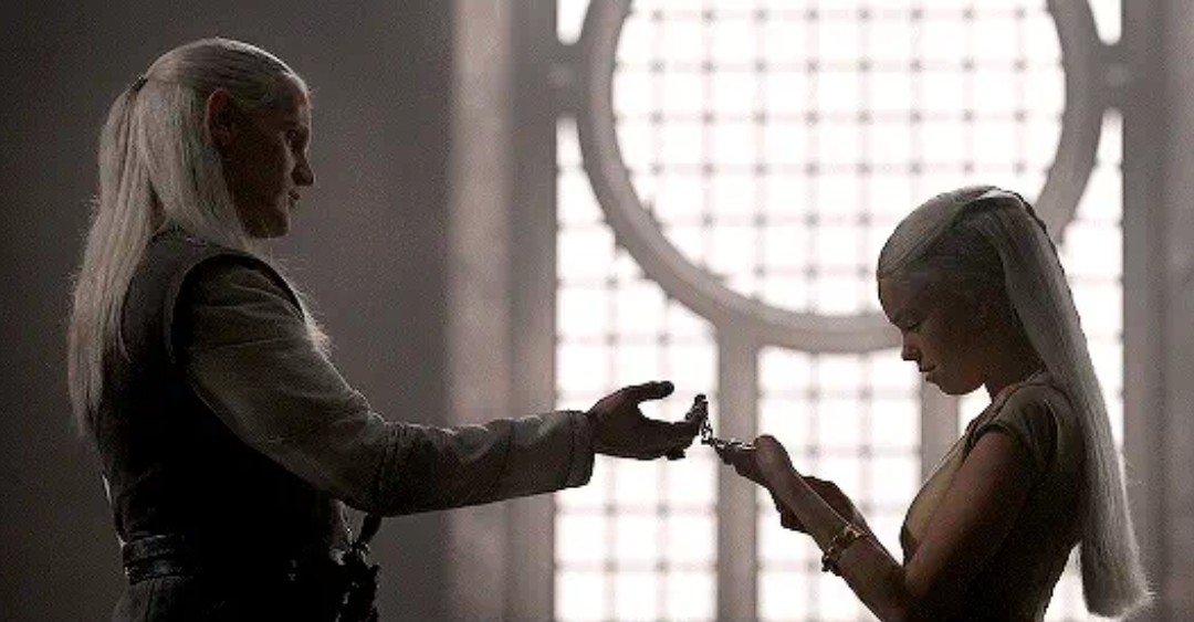 PortalASOIAF's tweet photo. "Trouxe para você. Sabe o que é?" - Daemon.
"Aço valiriano, como a Dark sister" - Rhaenyra. (1ª temporada)

Anos mais tarde, naquela mesma sala, ele não entregaria a Rhaenyra um colar de aço valiriano, mas a própria Dark sister. https://t.co/Ruty49Zpba